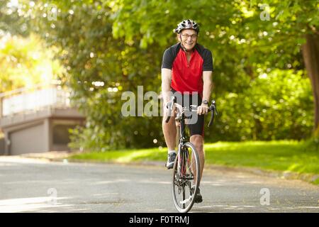 Ältere Mann auf dem Fahrrad Stockfoto