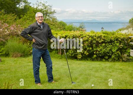 Porträt von senior woman holding Golf club Stockfoto