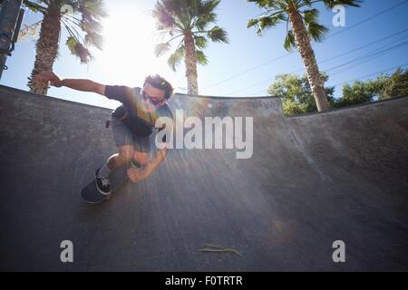 Junger Mann Skateboard Park, Eastvale, Kalifornien, USA Stockfoto