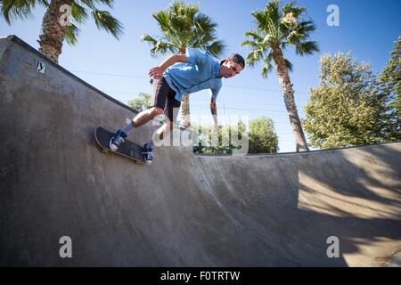 Junger Mann Skateboard Park, Eastvale, Kalifornien, USA Stockfoto