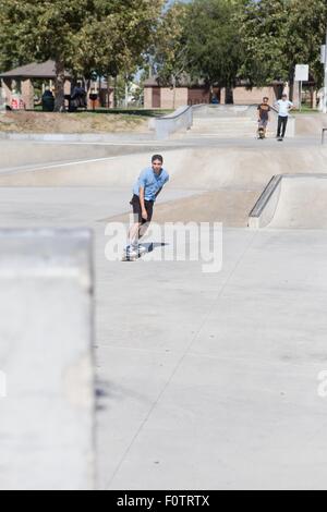 Junger Mann Skateboard Park, Eastvale, Kalifornien, USA Stockfoto