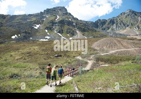 Wanderer erkunden, Hatcher Pass, Matanuska Valley, Palmer, Alaska, USA Stockfoto