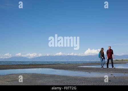 Junges Paar zu Fuß, mit Blick auf einander, Great Salt Lake City, Utah, USA Stockfoto