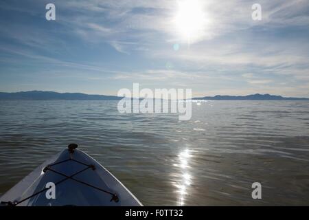 Bogen der Kajak mit Sonnenlicht reflektieren, Wasser, Great Salt Lake City, Utah, USA Stockfoto