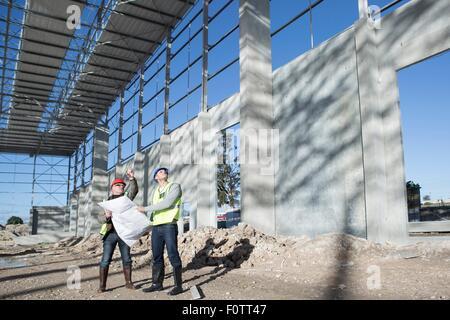 Baumeister und Architekt blickte zu Einbaurahmen Stockfoto