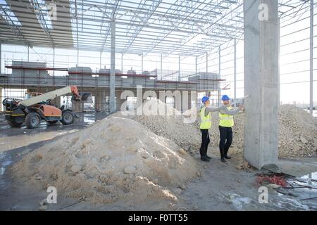 Baumeister und Architekt Kennzeichnung Säule mit Spray können auf Baustelle Stockfoto