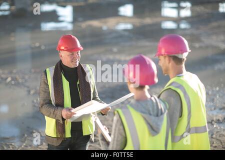 Architekt Treffen mit Bauherren auf Baustelle Stockfoto