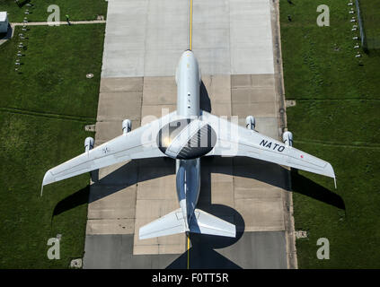 Hamburg, Deutschland. 21. August 2015. Eine NATO AWACS Aufklärungsflugzeugen landet auf dem Flughafen Fuhlsbüttel in Hamburg, Deutschland, 21. August 2015. Rund 100 zeitgenössische und historische Flugzeuge werden während der Ausstellung präsentiert, die "Airport Days" am Flughafen vom 22. bis 23. August 2015 statt. Foto: AXEL HEIMKEN/Dpa/Alamy Live News Stockfoto