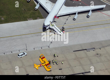 Hamburg, Deutschland. 21. August 2015. Besucher betrachten ein historischen Doppeldecker am Flughafen Fuhlsbüttel in Hamburg, Deutschland, 21. August 2015. Rund 100 zeitgenössische und historische Flugzeuge werden während der Ausstellung präsentiert, die "Airport Days" am Flughafen vom 22. bis 23. August 2015 statt. Foto: AXEL HEIMKEN/Dpa/Alamy Live News Stockfoto