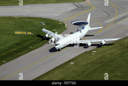 Hamburg, Deutschland. 21. August 2015. Eine NATO AWACS Aufklärungsflugzeugen landet auf dem Flughafen Fuhlsbüttel in Hamburg, Deutschland, 21. August 2015. Rund 100 zeitgenössische und historische Flugzeuge werden während der Ausstellung präsentiert, die "Airport Days" am Flughafen vom 22. bis 23. August 2015 statt. Foto: AXEL HEIMKEN/Dpa/Alamy Live News Stockfoto