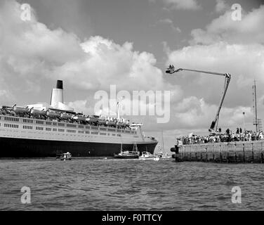 AJAXNETPHOTO. 11. JUNI 1982. SOUTHAMPTON, ENGLAND. -TRUPPENTRANSPORTER QE2 RÜCKKEHR NACH SOUTHAMPTON AUS DEN FALKLAND INSELN KONFLIKT MIT 750 ÜBERLEBENDE VON HMS COVENTRY, LEIDENSCHAFTLICHER UND ANTILOPEN IN ANGRIFF GENOMMEN.  FOTO: JONATHAN EASTLAND/AJAX.  REF: HD-SHI QE2 821106 2 7. Stockfoto