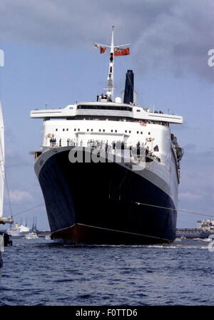 AJAXNETPHOTO. 11. JUNI 1982. SOUTHAMPTON, ENGLAND. -TRUPPENTRANSPORTER QE2 RÜCKKEHR NACH SOUTHAMPTON AUS DEN FALKLAND-INSELN-KONFLIKT.  FOTO: JONATHAN EASTLAND/AJAX.  REF: HD-SHI QE2 21103 1 16. Stockfoto