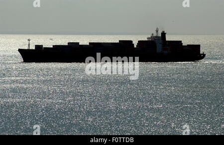 AJAXNETPHOTO 10. APRIL 2006. LE HAVRE. FRANKREICH - CONTAINERSCHIFF COSCO BREMERHAVEN KOMMT. FOTO: JONATHAN EASTLAND/AJAX REF: D61004 1076 Stockfoto