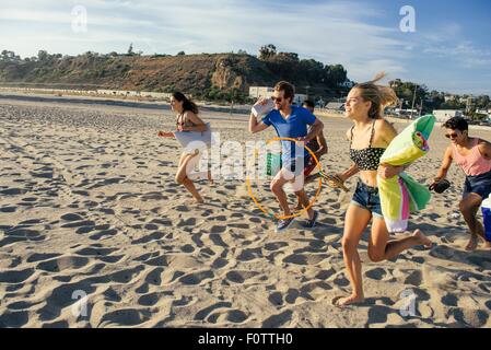 Gruppe von Freunden auf Strand Stockfoto