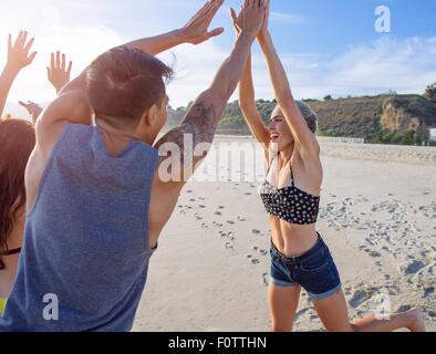 Gruppe von Freunden herumalbern auf Strand Stockfoto