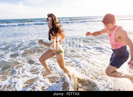 Junges Paar im Meer laufen Stockfoto