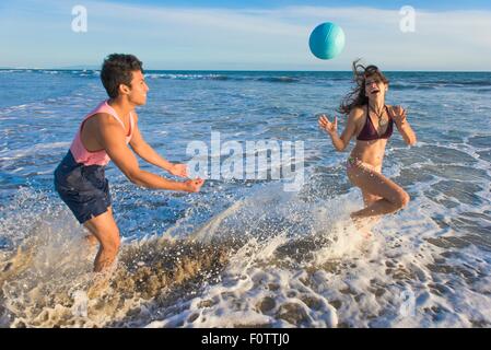 Junges Paar herumalbern im Meer Stockfoto