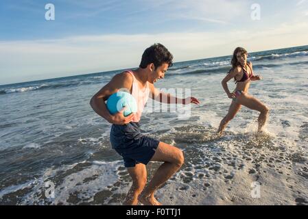 Junges Paar herumalbern im Meer Stockfoto