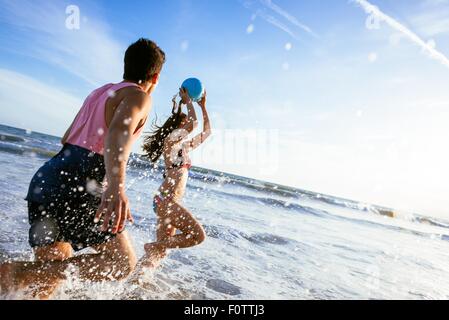 Junges Paar herumalbern im Meer Stockfoto