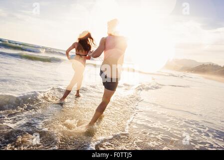 Junges Paar herumalbern im Meer Stockfoto