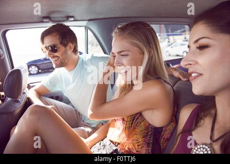 Gruppe von Freunden im Auto sitzen, lachen Stockfoto