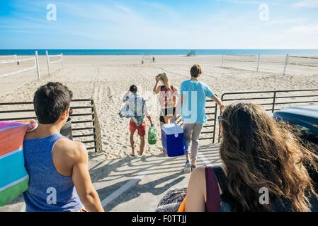 Gruppe von Freunden, zu Fuß in Richtung Strand, Rückansicht Stockfoto