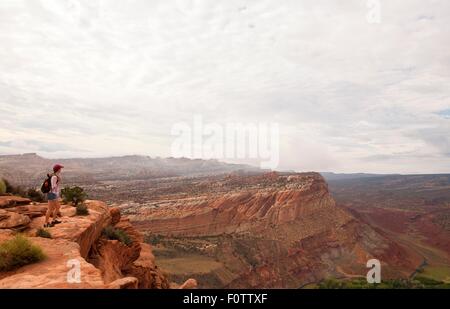 Weibliche Wanderer mit Blick über den Capitol Reef National Park, Torrey, Utah, USA Stockfoto