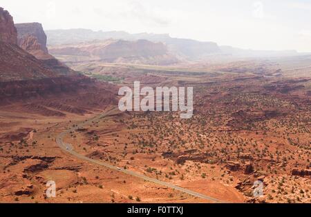 Erhöhte Ansicht des entfernten Landstraße im Tal, Capitol Reef National Park, Torrey, Utah, USA Stockfoto