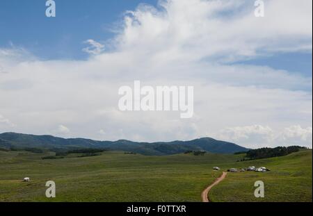 Geparkte Autos und Landstraße bei Strawberry Reservoir, Heber City, Utah, USA Stockfoto