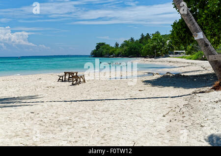 Take A Seat und genießen die Aussicht einheimischen Aufmachungen dieser Stühle und Tische um. Sie müssen eine kleine Leihgebühr zahlen, wenn Sie sitzen. Stockfoto