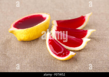 Zitrone Tequila Erdbeer-Gelee (Jello) Aufnahmen auf einem Leinen bekleidet Tisch. Ungewöhnliche adult Party Getränke Stockfoto