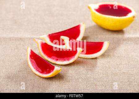 Zitrone Tequila Erdbeer-Gelee (Jello) Aufnahmen auf einem Leinen bekleidet Tisch. Ungewöhnliche adult Party Getränke Stockfoto