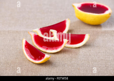 Zitrone Tequila Erdbeer-Gelee (Jello) Aufnahmen auf einem Leinen bekleidet Tisch. Ungewöhnliche adult Party Getränke Stockfoto