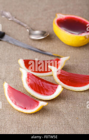 Zitrone Tequila Erdbeer-Gelee (Jello) Aufnahmen auf einem Leinen bekleidet Tisch. Ungewöhnliche adult Party Getränke Stockfoto