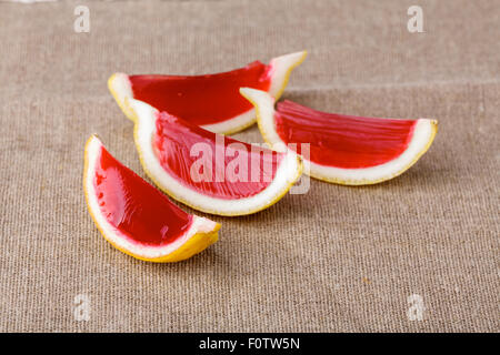 Zitrone Tequila Erdbeer-Gelee (Jello) Aufnahmen auf einem Leinen bekleidet Tisch. Ungewöhnliche adult Party Getränke Stockfoto