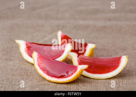 Zitrone Tequila Erdbeer-Gelee (Jello) Aufnahmen auf einem Leinen bekleidet Tisch. Ungewöhnliche adult Party Getränke Stockfoto