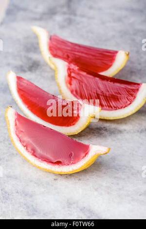 Zitrone Tequila Erdbeer-Gelee (Jello) Schüsse auf eine Marmorplatte. Ungewöhnliche adult Party Getränke Stockfoto