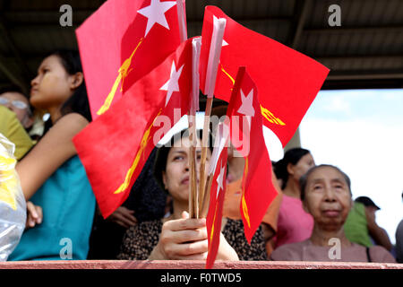 Yangon, Myanmar. 21. August 2015. Eine Frau hält Myanmars Nationalliga für Demokratie (NLD) Partei Fahnen, wie sie wartet auf eine Rede von Führer der NLD Aung San Suu Kyi während eines Wählers Bildungskampagne am Stadtrand von Yangon, Myanmar, 21. August 2015 zu hören. Bildnachweis: U Aung/Xinhua/Alamy Live-Nachrichten Stockfoto