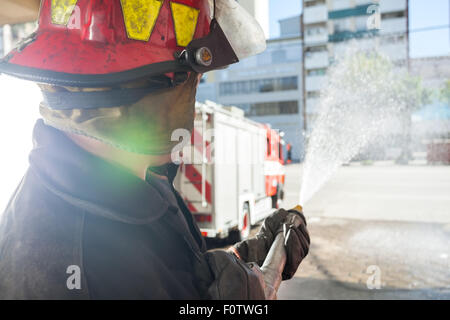 Besprühen mit Wasser beim üben bei Feuerwehr Feuerwehrmann Stockfoto