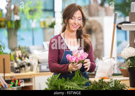 Florist Blumenstrauß aus Rosen im Shop Stockfoto