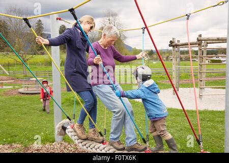 Drei-Generationen-Familie spielen auf Seilbrücke Stockfoto
