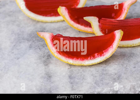 Zitrone Tequila Erdbeer-Gelee (Jello) Schüsse auf eine Marmorplatte. Ungewöhnliche adult Party Getränke Stockfoto