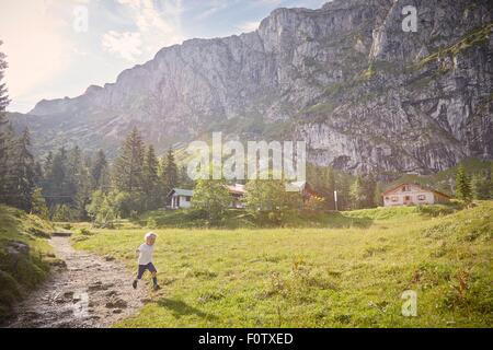 Junge läuft in ländlicher Umgebung, Benediktbeuern, Bayern, Deutschland Stockfoto