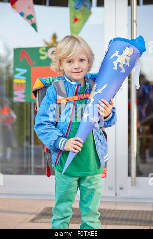 Porträt des jungen am ersten Schultag, holding Schule Kegel, Bayern, Germany Stockfoto