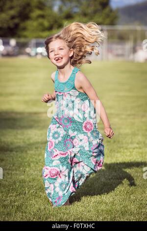 Mädchen tragen Sommerkleid ausgeführt Stockfoto