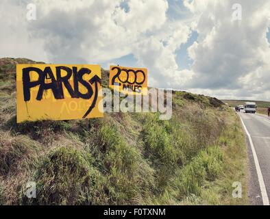 Handgemachte gelbe Richtung Zeichen auf ländlichen Straßenrand für Tour de France, Hebden Bridge, Yorkshire, Großbritannien Stockfoto