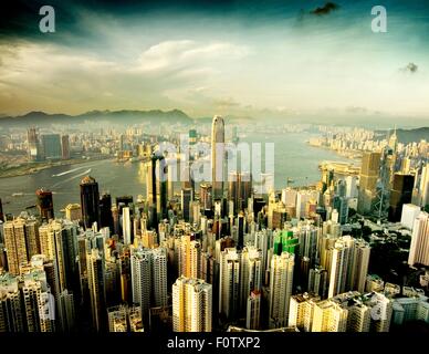 Vogelperspektive Blick auf Wasser und Wolkenkratzer, Hong Kong, China Stockfoto
