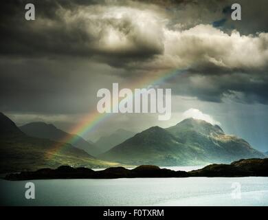 Ansicht des Regenbogens in Gewitterhimmel, Highlands, Schottland, UK Stockfoto