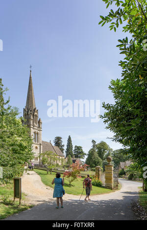 Pfarrkirche St. Marien in Cotswold Dorf zündeten, Gloucestershire, England, Großbritannien Stockfoto