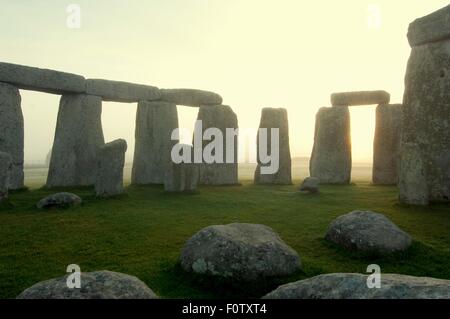 Nebligen Morgen Blick auf Stonehenge, Wiltshire, UK Stockfoto